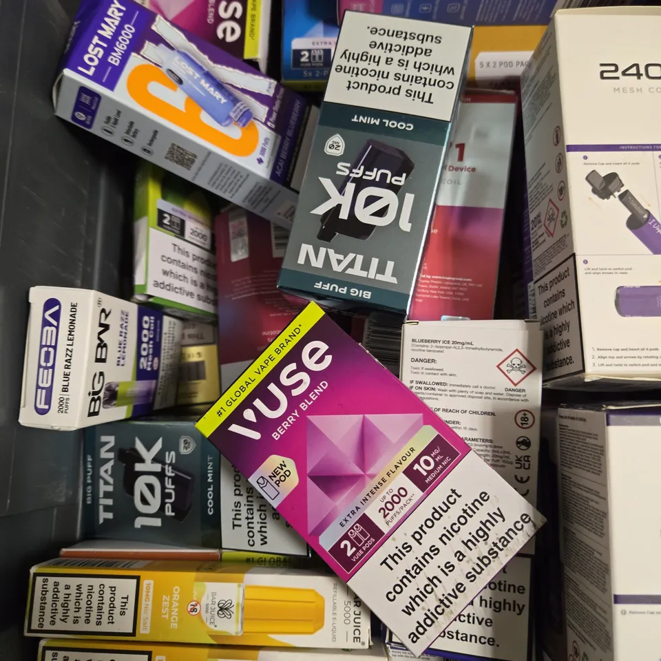 APPROXIMATELY 25 ASSORTED E-CIGARETTE & VAPING ITEMS IN VARIOUS BRANDS 
