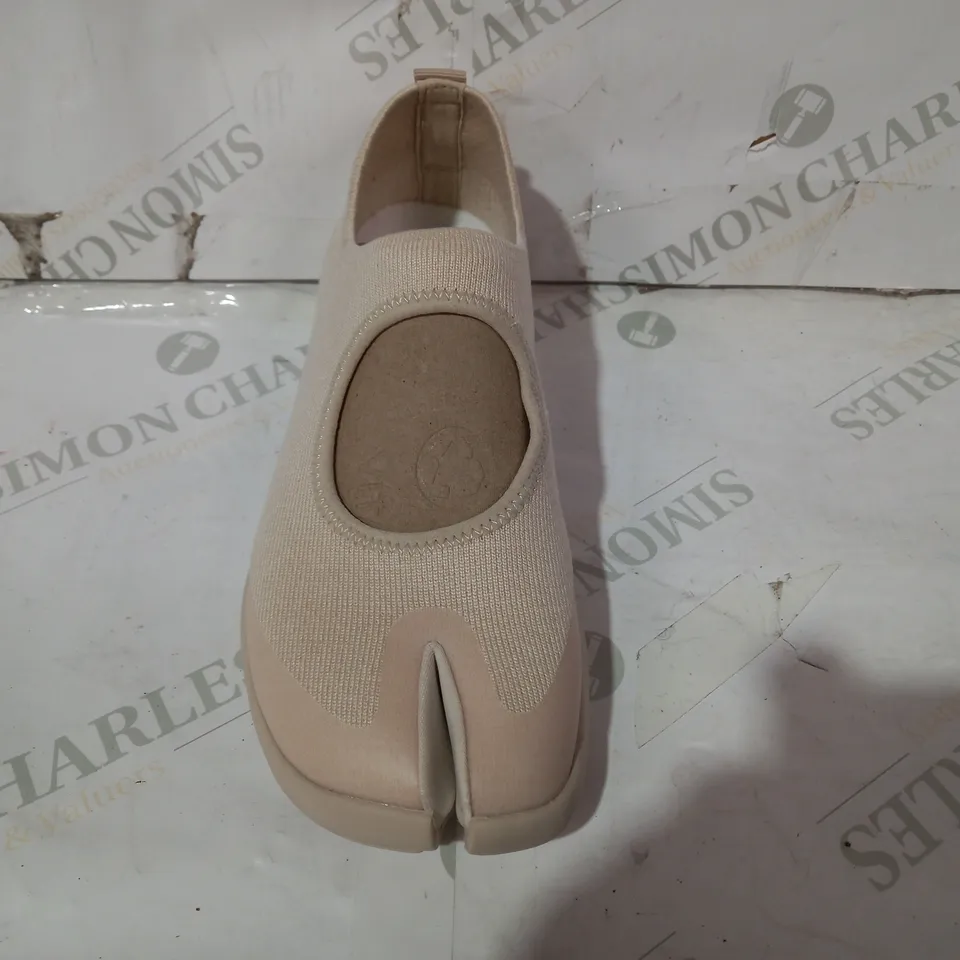 BOXED PAIR OF TABI SANDALS IN OFF-WHITE UK SIZE 7
