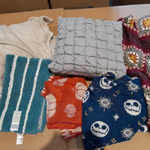 BOX OF APPROXIMATELY 10 ASSORTED BEDDING AND SOFT FURNISHING ITEMS TO INCLUDE - THROW PILLOW- DUVET SETS - TOWELS ETC. 