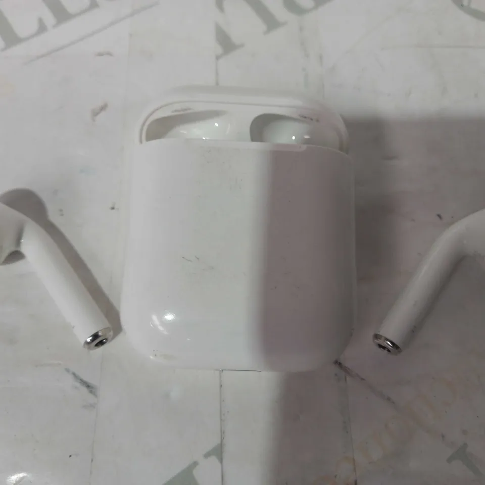APPLE AIRPODS WITH CHARGING CASE