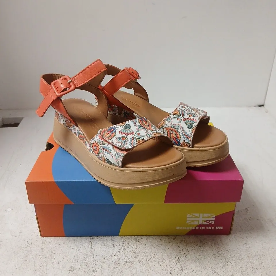 ADESSO WOMEN’S FLORAL PLATFORM SANDALS – 6