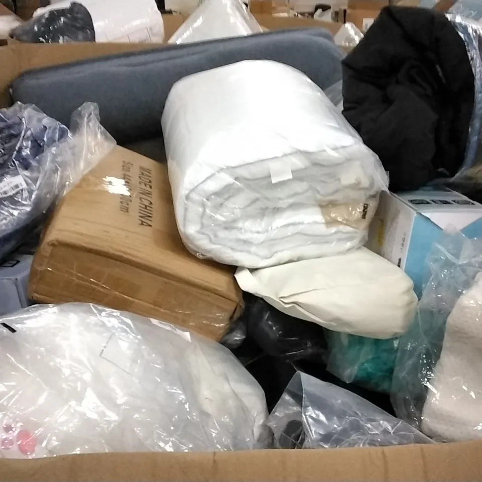PALLET OF ASSORTED ITEMS INCLUDING FEAGER, GARDEN HOSE, HOMOZE 50FT HOSE, MORPHEUS MEMORY FOAM PILLOW, RECCI MATTRESS PROTECTOR, FOAM ROLLER