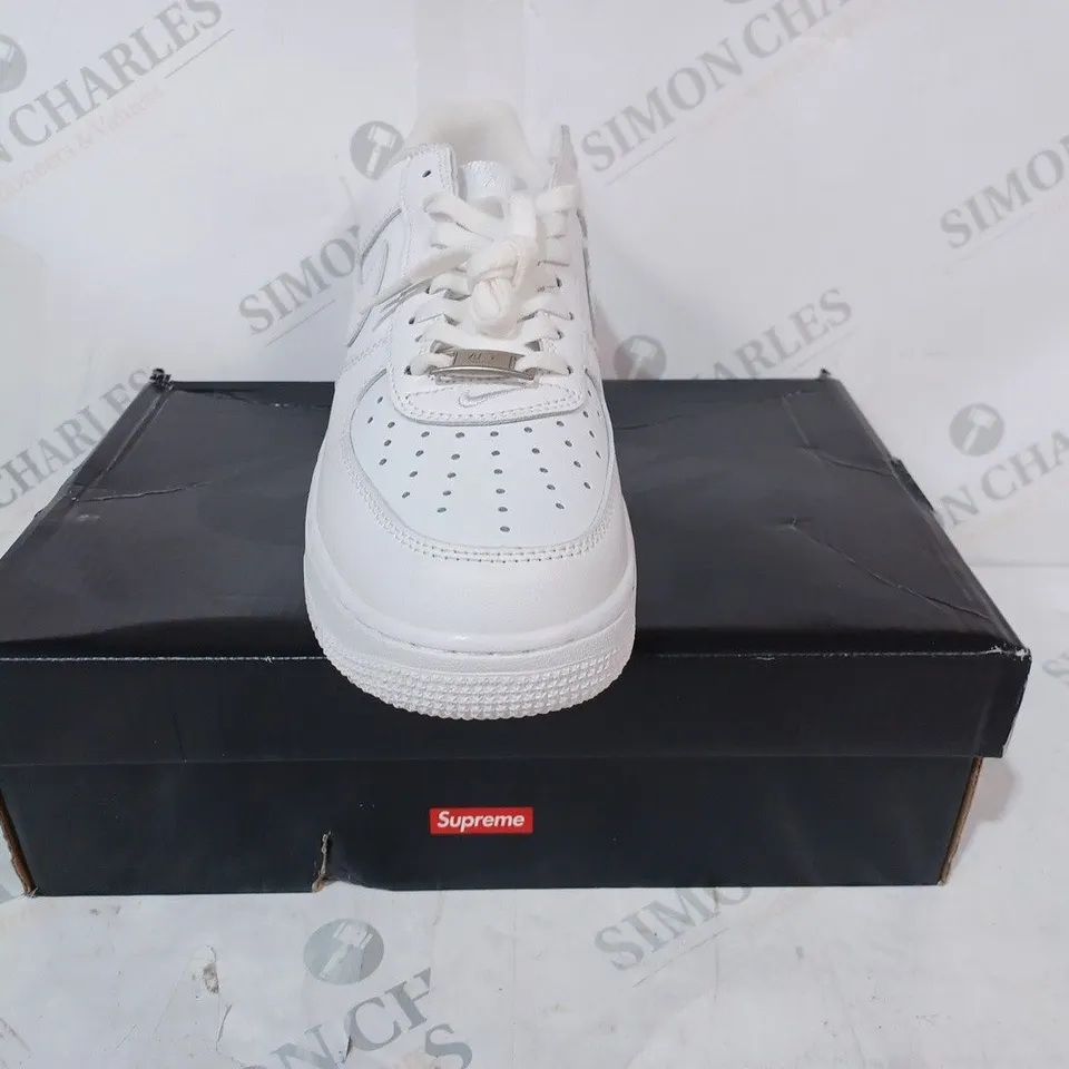 BOXED PAIR OF SUPREME/NIKE AIR FORCE 1 SHOES IN WHITE UK SIZE 6