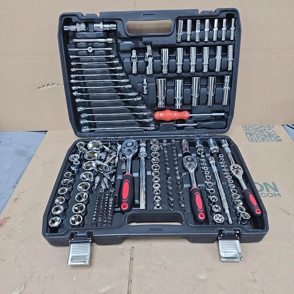 216 RATCHET AND WRENCH SET IN BLACK CASE