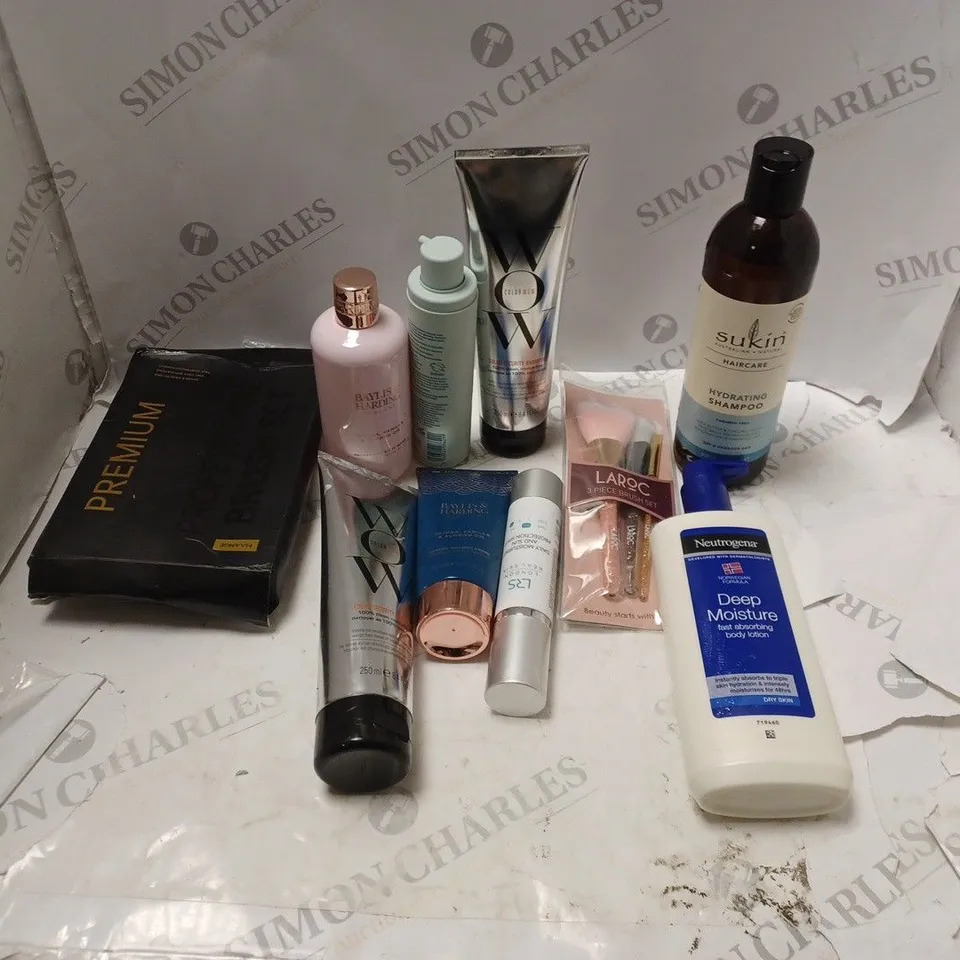 APPROXIMATELY 20 ASSORTED COSMETIC ITEMS TO INCLUDE BAYLIS AND HARDING, SUKIN AND NEUTROGENA