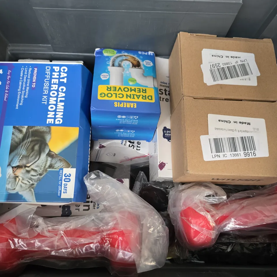 APPROXIMATELY 15 ASSORTED HOUSEHOLD ITEMS TO INCLUDE 1KG WEIGHTS, CAT CALMING PHEROMONE, DRAIN CLOG REMOVER, ETC