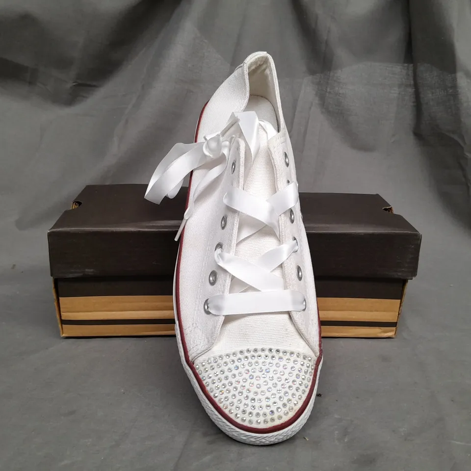 BOX OF APPROX 9 UNBRANDED WHITE TRAINERS IN VARIOUS SIZES