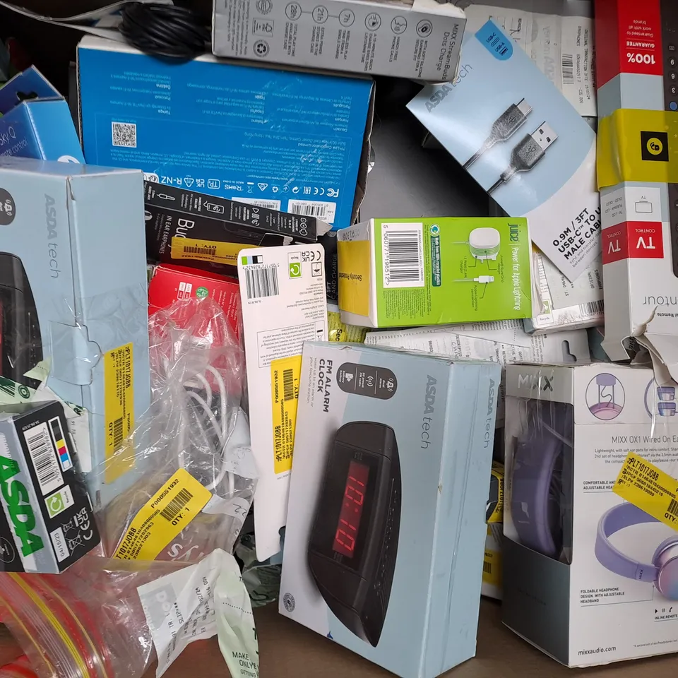 BOX OF APPROXIMATELY 50 ASSORTED ELECTRICAL ITEMS TO INCLUDE ROKU EXPRESS, LED COLOUR BAR, POWER BANK, ETC