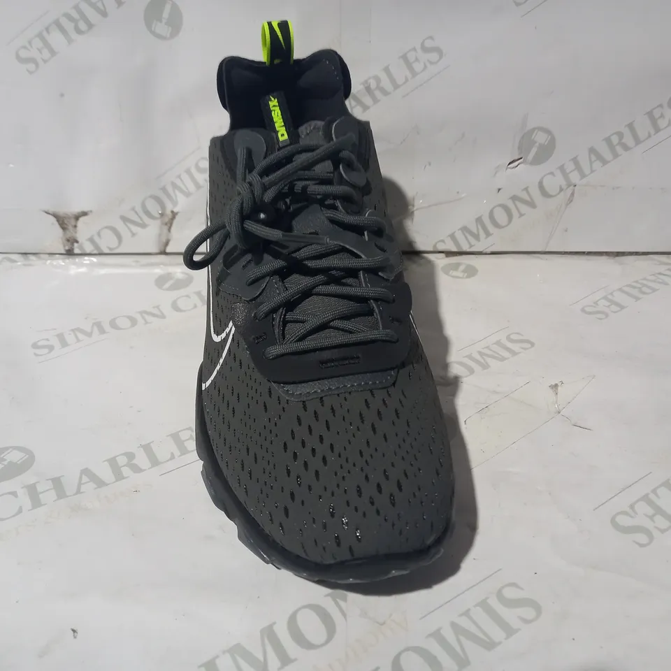 BOXED PAIR OF DESIGNER TRAINERS IN THE STYLE OF NIKE D/MS/X IN GREY/LIME UK SIZE 9