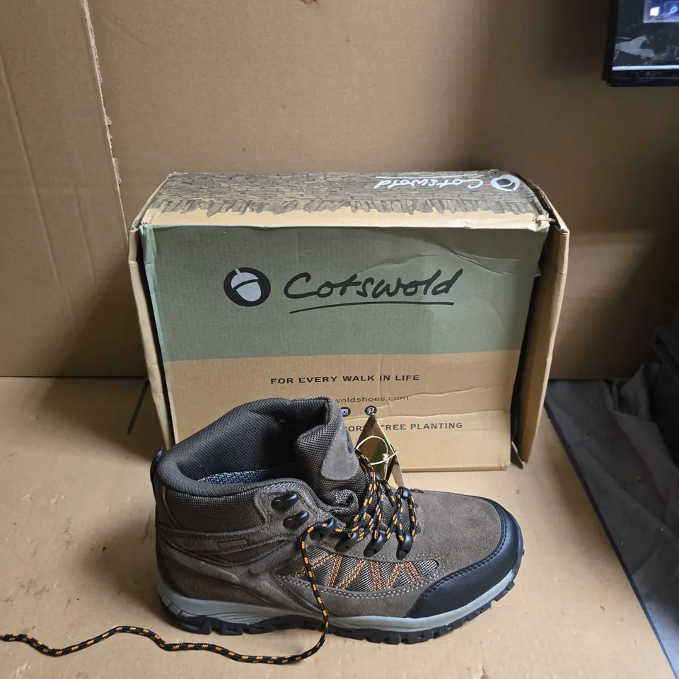 COTSWOLD MEN’S HIKING BOOTS – GREY/BROWN SUEDE WITH TAG - UK SIZE 9 