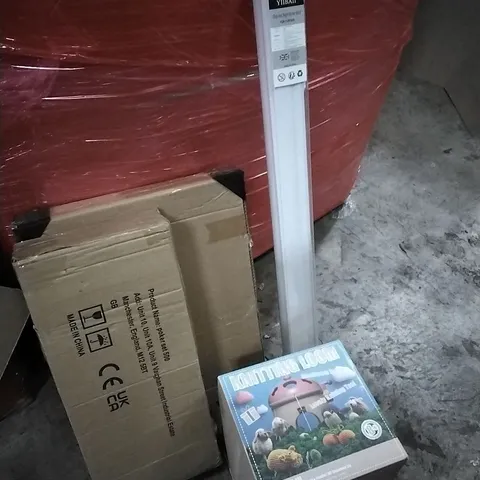 PALLET OF HOUSEHOLD ITEMS TO INCLUDE POKER SET 500, DAY AND NIGHT ROLLER BLIND, KNITTING LOOM , WOODEN TRAY AND OTHER ASSORTED ITEMS...