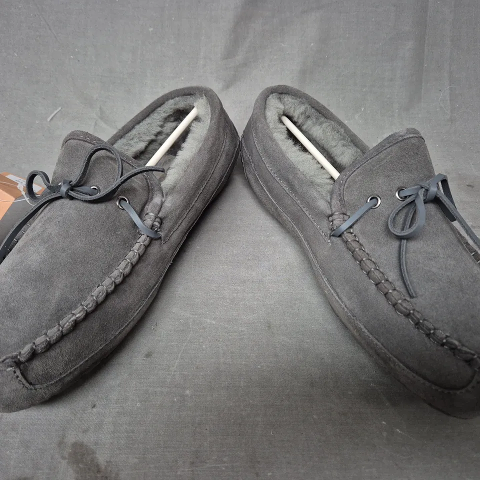 BOXED PAIR OF FENLAND MEN'S MOCCASIN CLASSIC SCRUFF SLIPPERS IN GREY SIZE 9/10