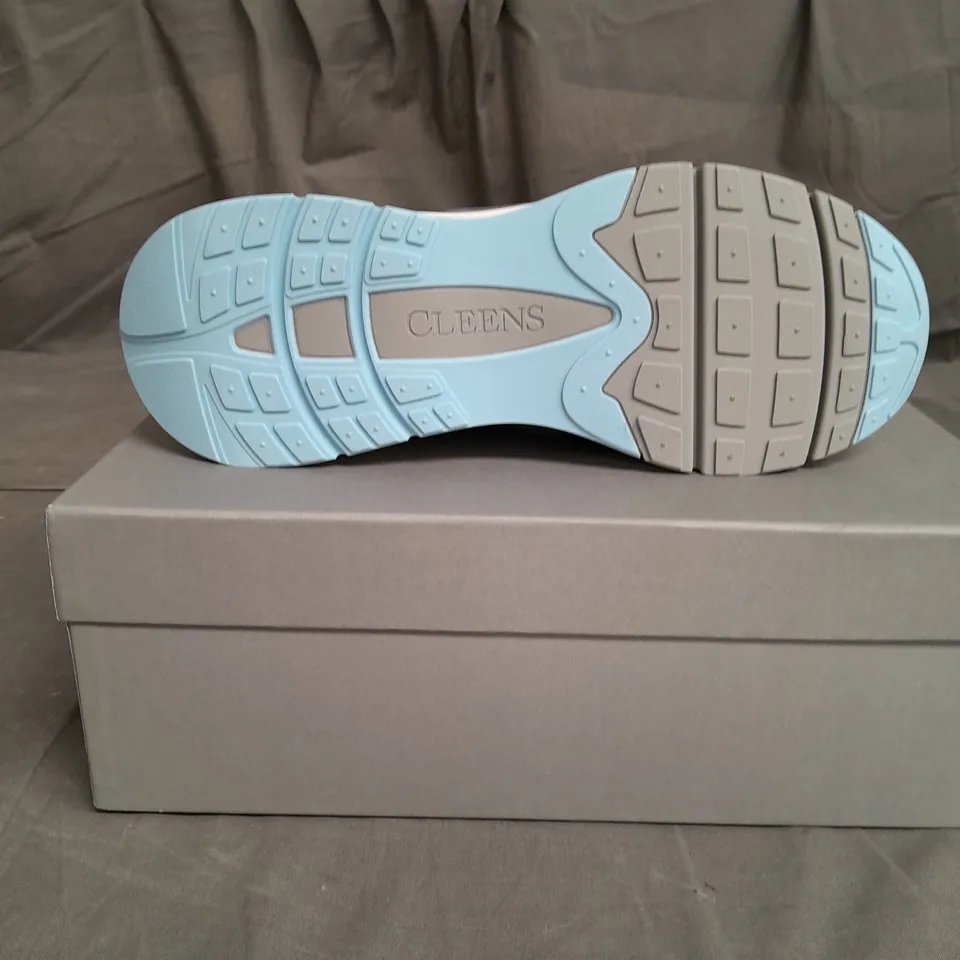 BOXED PAIR OF CLEENS AERO RUNNERS SIZE 10