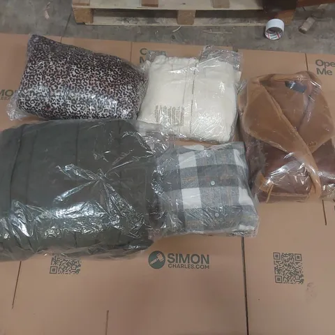 PALLET CONTAINING APPROXIMATELY 110x BRAND NEW ASSORTED DESIGNER CLOTHING ITEMS INCLUDING: SIMPLY BE JACKETS, JD WILLIAMS JACKETS ECT