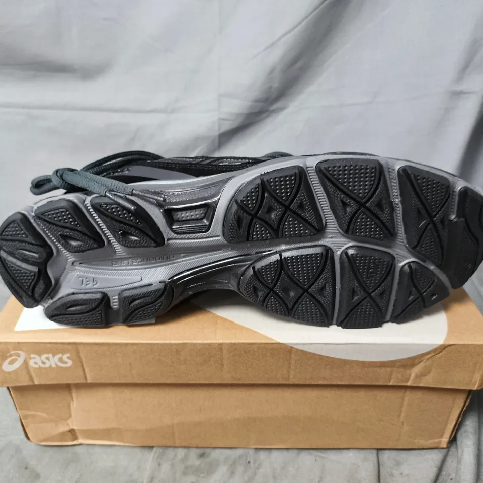 BOXED PAIR OF ASICS GEL NYC TRAINERS IN GREY/BLACK - UK 10