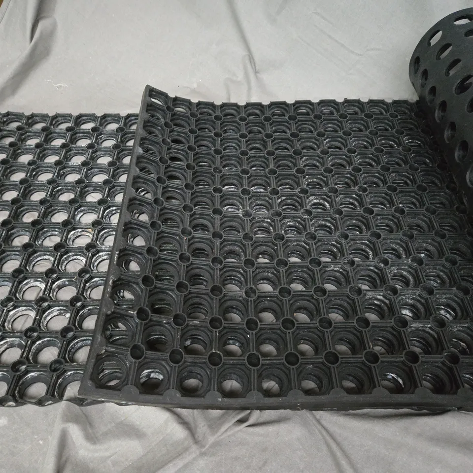 UNBRANDED BLACK RUBBER SQUARES FOR FLOOR - SIZE UNSPECIFIED