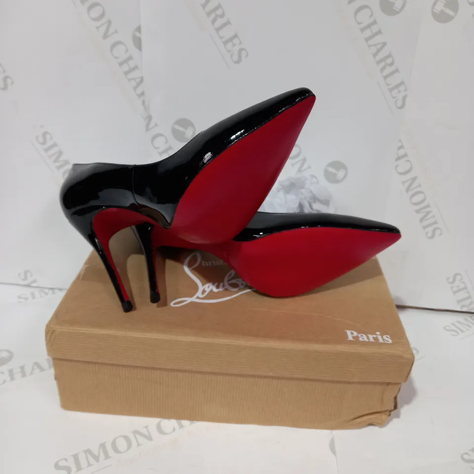 BOXED PAIR OF DESIGNER BLACK HIGH HEELS SIZE 40