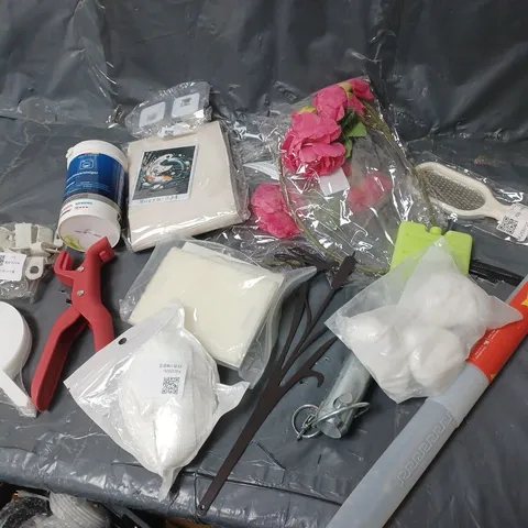 LOT OF VARIOUS ASSORTED HOUSEHOLD ITEMS