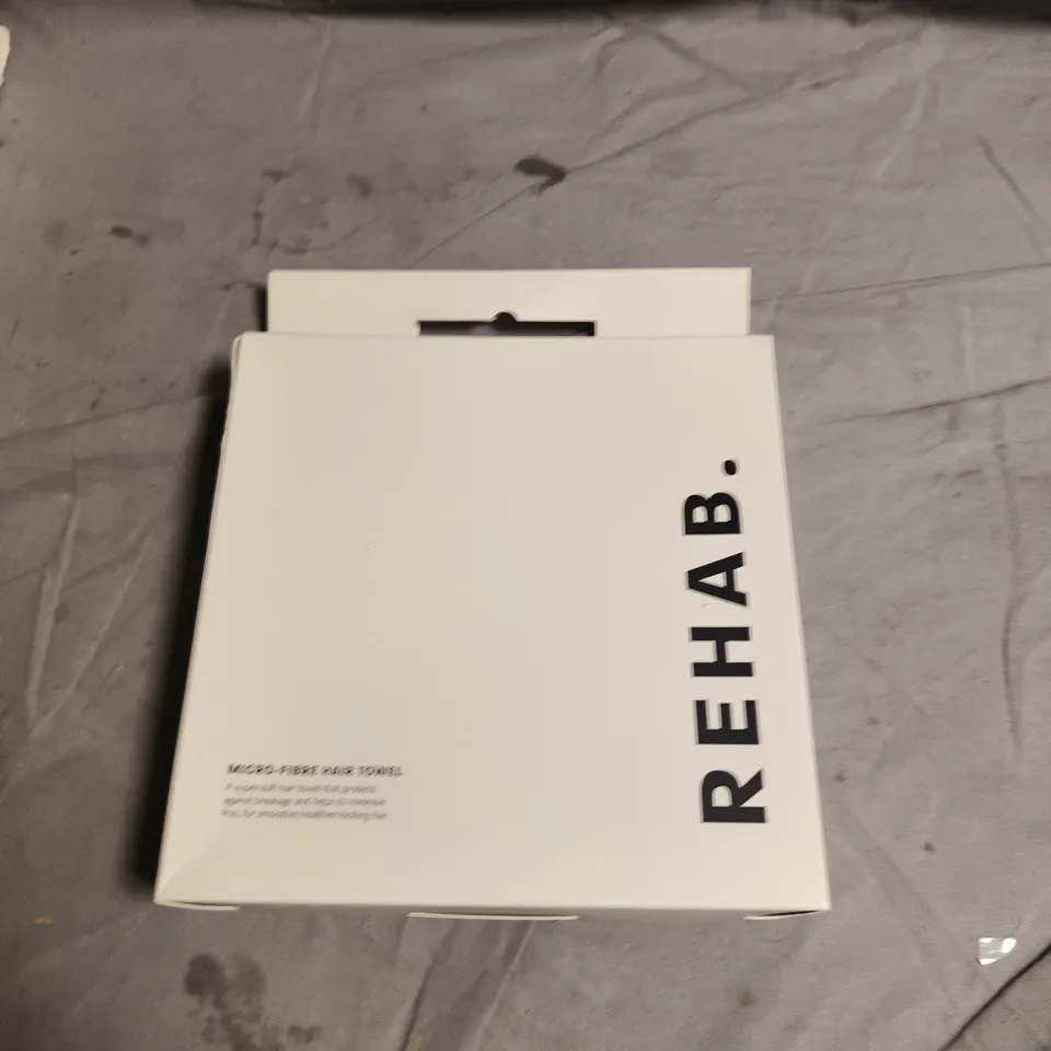 APPROXIMATELY 10 ASSORTED HEALTH & BEAUTY PRODUCTS INCLUDING REHAB MICRO FIBRE HAIR TOWEL AND REHAB VITAL BRUSH 