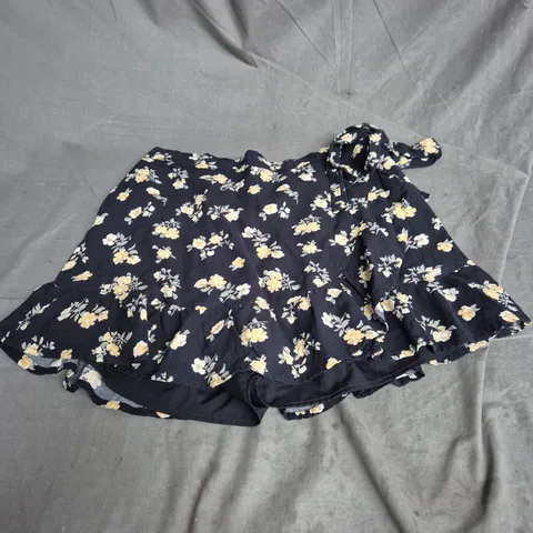 HOLLISTER ULTRA HIGH-RISE SKORT – NAVY WITH YELLOW FLOWERS - SIZE M