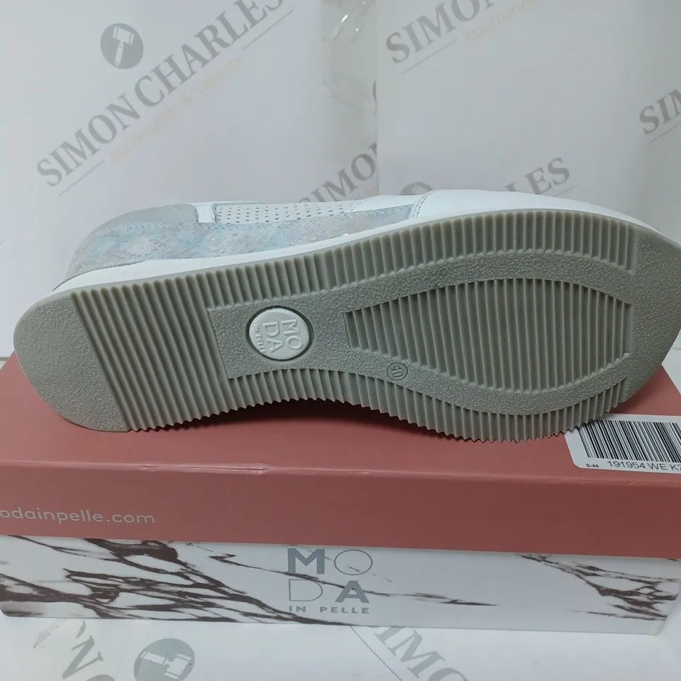 BOXED PAIR OF MODA IN PELLE AVERY WEDGE TRAINERS WHITE SIZE 7