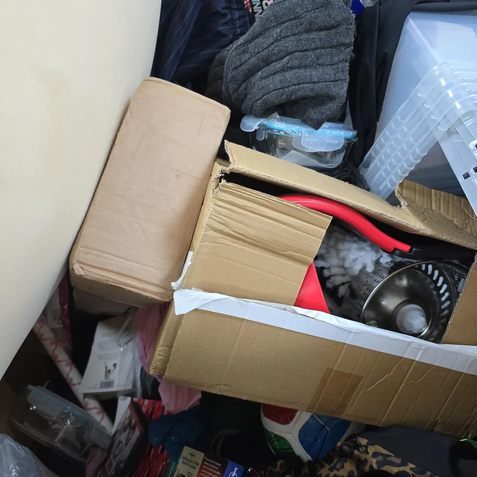 PALLET OF ASSORTED HOUSEHOLD ITEMS