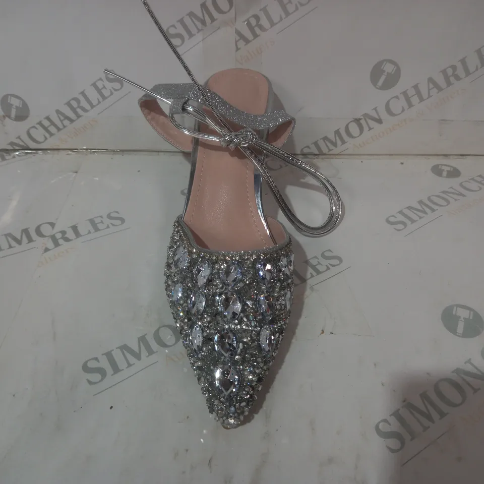 BOXED PAIR OF DESIGNER POINTED TOE LOW CLEAR BLOCK HEEL SHOES IN METALLIC SILVER W. JEWEL EFFECT EU SIZE 40