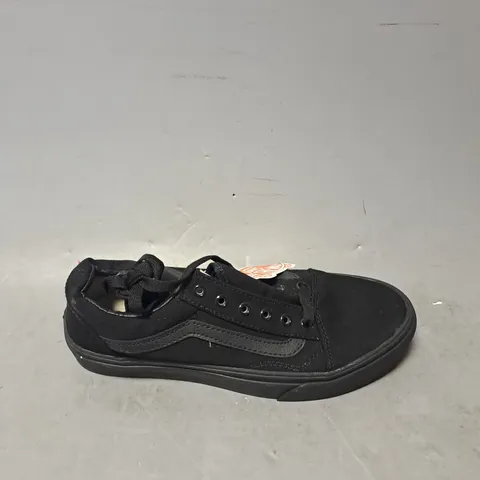 PAIR OF VANS OFF THE WALL LOW TOP FLAT SHOES IN BLACK SIZE 6