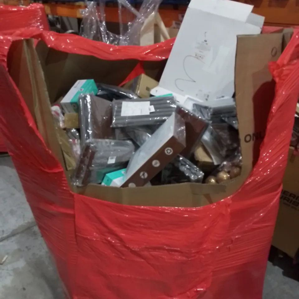 PALLET OF ASSORTED ITEMS TO INCLUDE: DRAFT STOPPERS, PICTURE FRAMES, NON-WOVEN FABRIC WARDROBE, BACKPACK ETC