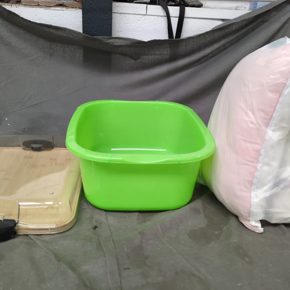 CAGE OF APPROXIMATELY 15 ASSORTED HOUSEHOLD ITEMS TO INCLUDE - PAIR OF CUSHIONS - WASHING UP BOWL AND A FOOD TRAY WITH LID - COLLECTION ONLY