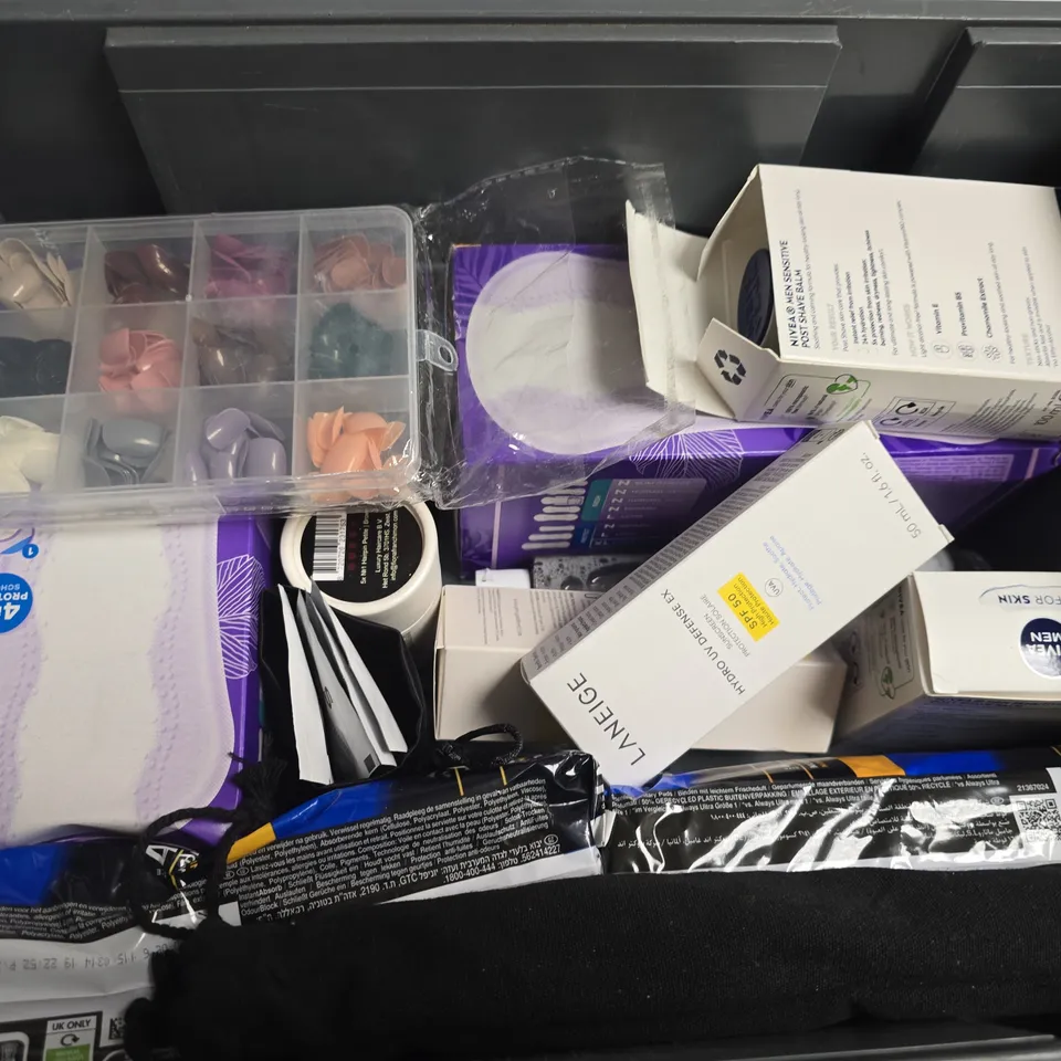 APPROXIMATELY 12 ASSORTED HEALTH & BEAUTY PRODUCTS TO INCLUDE NIVEA MEN POST SHAVE BALM, PERCY & REED MIRROR MIRROR SHINE SERUM, ALWAYS BIG PACK, ETC - COLLECTION ONLY