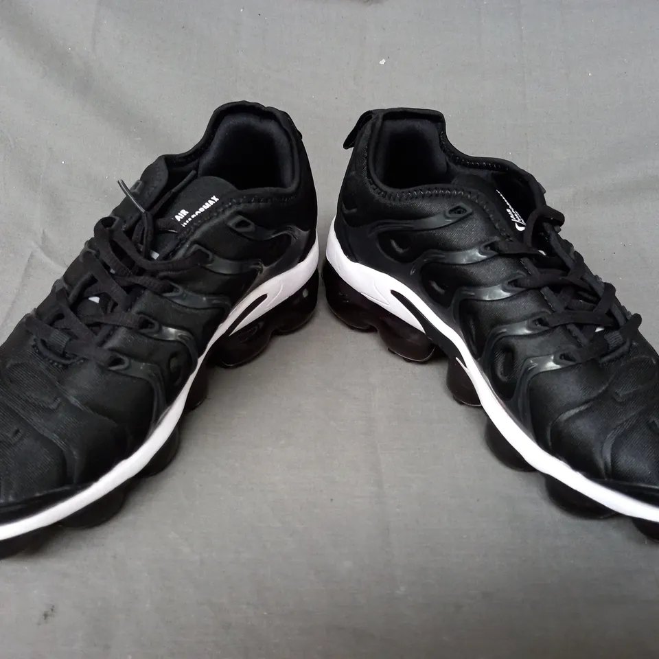BOXED PAIR OF NIKE SHOES IN BLACK/WHITE UK SIZE 7