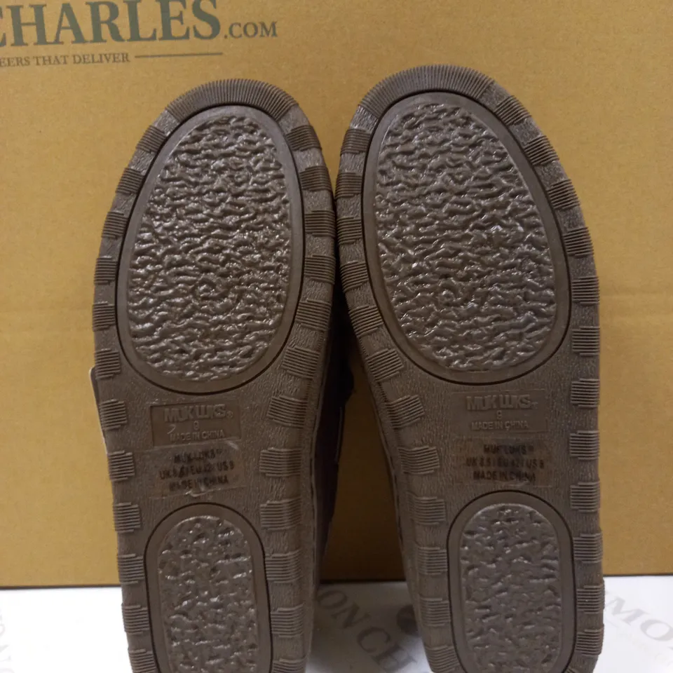MUK LUKS MENS CHOCOLATE SLIP ON SHOES - SIZE 8.5/9