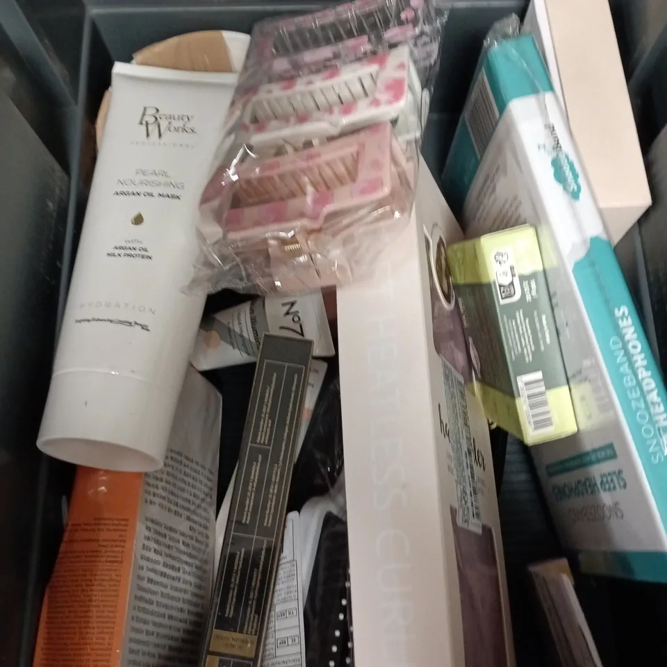 APPROXIMATEY 20 ASSORTED HEALTH AND BEAUTY PRODUCTS TO INCLUDE - BEAUTY WORKS MIRACLE SPRAY - LYNX SHOWER GEL AND FAITH IN NATURE SOAP BAR