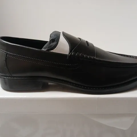 BOXED PAIR OF KURT GEIGER FRANCIS MEN'S BLACK LEATHER CASUAL LOAFERS – UK 8 