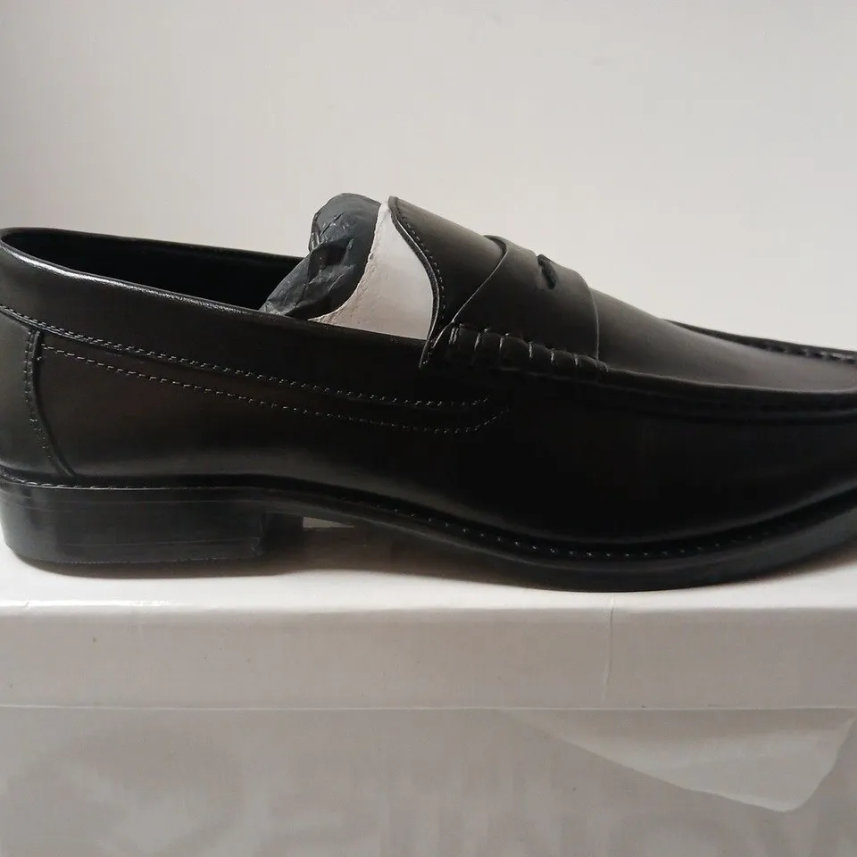 BOXED PAIR OF KURT GEIGER FRANCIS MEN'S BLACK LEATHER CASUAL LOAFERS – UK 8