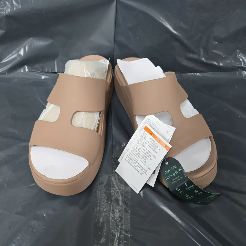 BOXED PAIR OF CROCS HETAWAY PLATFORM H-STRAP CLOGS IN BROWN - UK 7