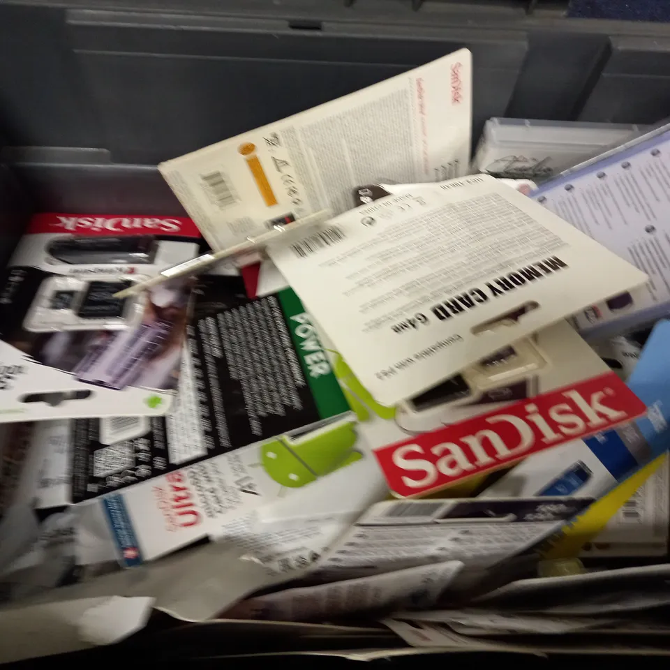 BOX OF APPROXIMATELY 20 ASSORTED ITEMS TO INCLUDE - SANDISK ULTRA MICRO SDHC - INTEGRAL USB 3.0 FLASH DRIVE - VIDA IT COMPACT FLASH ECT