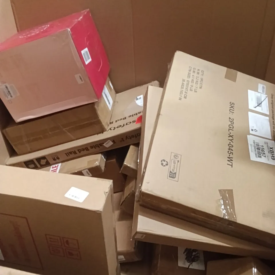 PALLET OF ASSORTED ITEMS INCLUDING - WALL MOUNTED MIRROR, TOILET SEAT AND FRAME