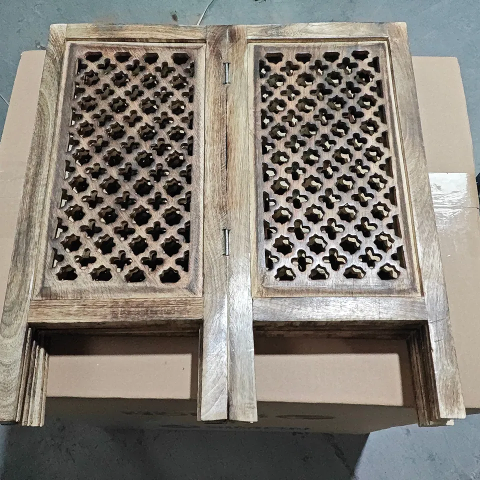 PAIR OF CARVED WOODEN FURNITURE COMPONENTS: CIRCULAR CARVED TOP & HINGED LATTICE PANELS