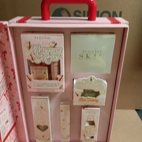 P LOUISE MAKE-UP GIFT SET – WRAPPED & READY PINK TRAVEL CASE