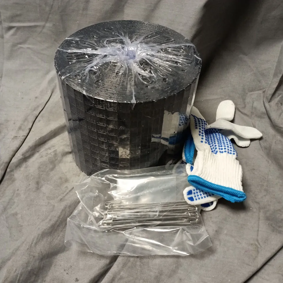 ROLL OF WIRE FRAME WITH GLOVES AND PEGS