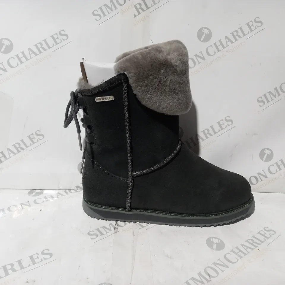 BOXED PAIR OF EMU AUSTRALIA BIRDWOOD BOOTS IN DARK GREY UK SIZE 6