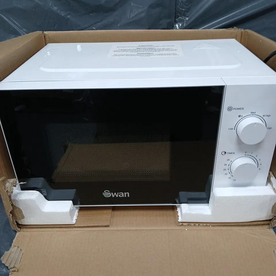 BOXED SWAN 20L 700W MANUAL MICROWAVE IN WHITE - COLLECTION ONLY