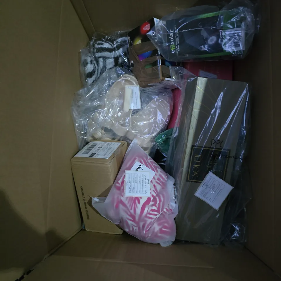 BOX CONTAINING A MIX OF APPROXIMATELY 20 ASSORTED ITEMS INCLUDING CLOTHING AND HOUSEHOLD GOODS
