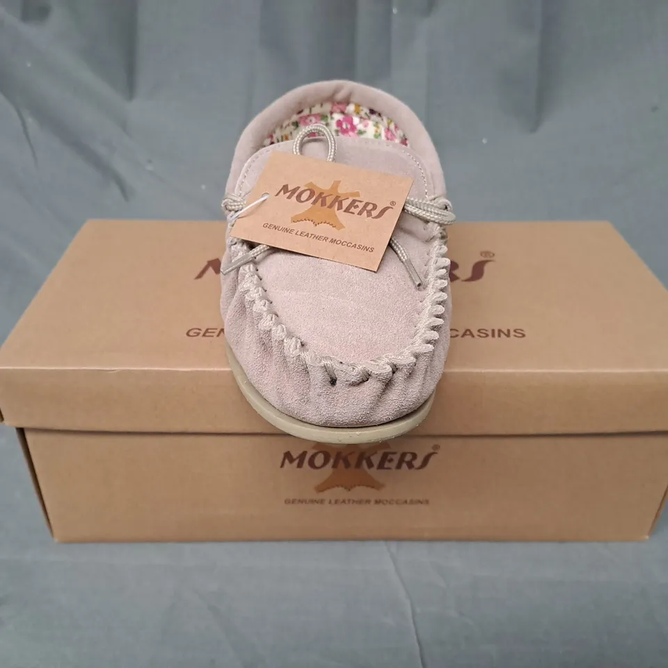 BOXED PAIR OF MOKKERS SUEDE SHOES IN PINK SIZE 5
