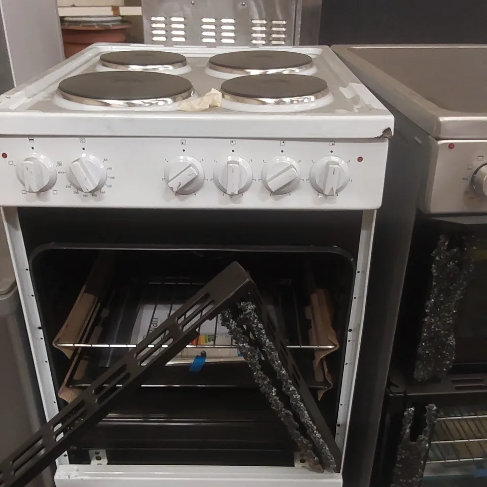 2x OVENS WITH DAMAGED FRONTS - SWAN AND HISENSE 