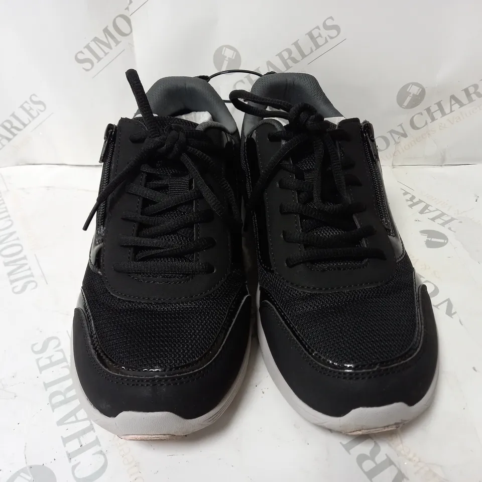 PAIR OF VIONIC AGILE TRAINERS BLACK SIZE 8