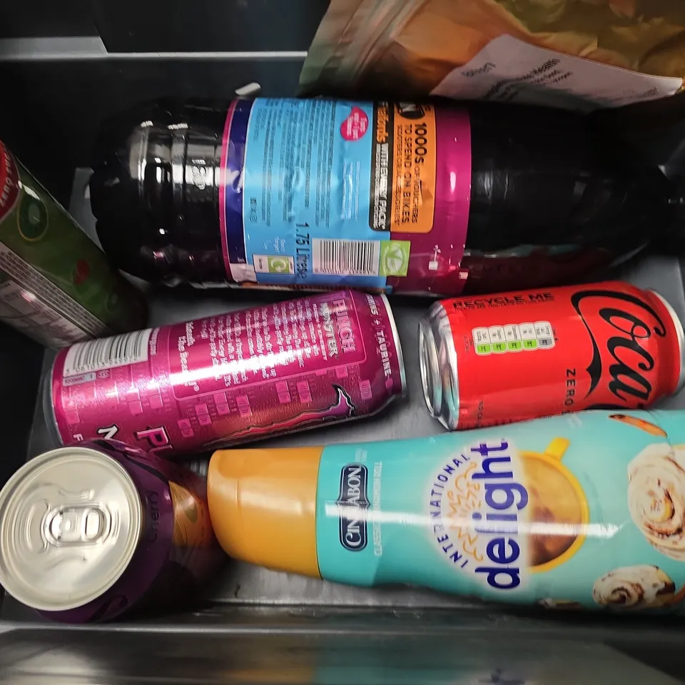 APPROXIMATELY 8 ASSORTED FOOD & DRINK ITEMS TO INCLUDE - ROBINSONS APPLE & BLACKCURRANT , OXYSHRED ETC