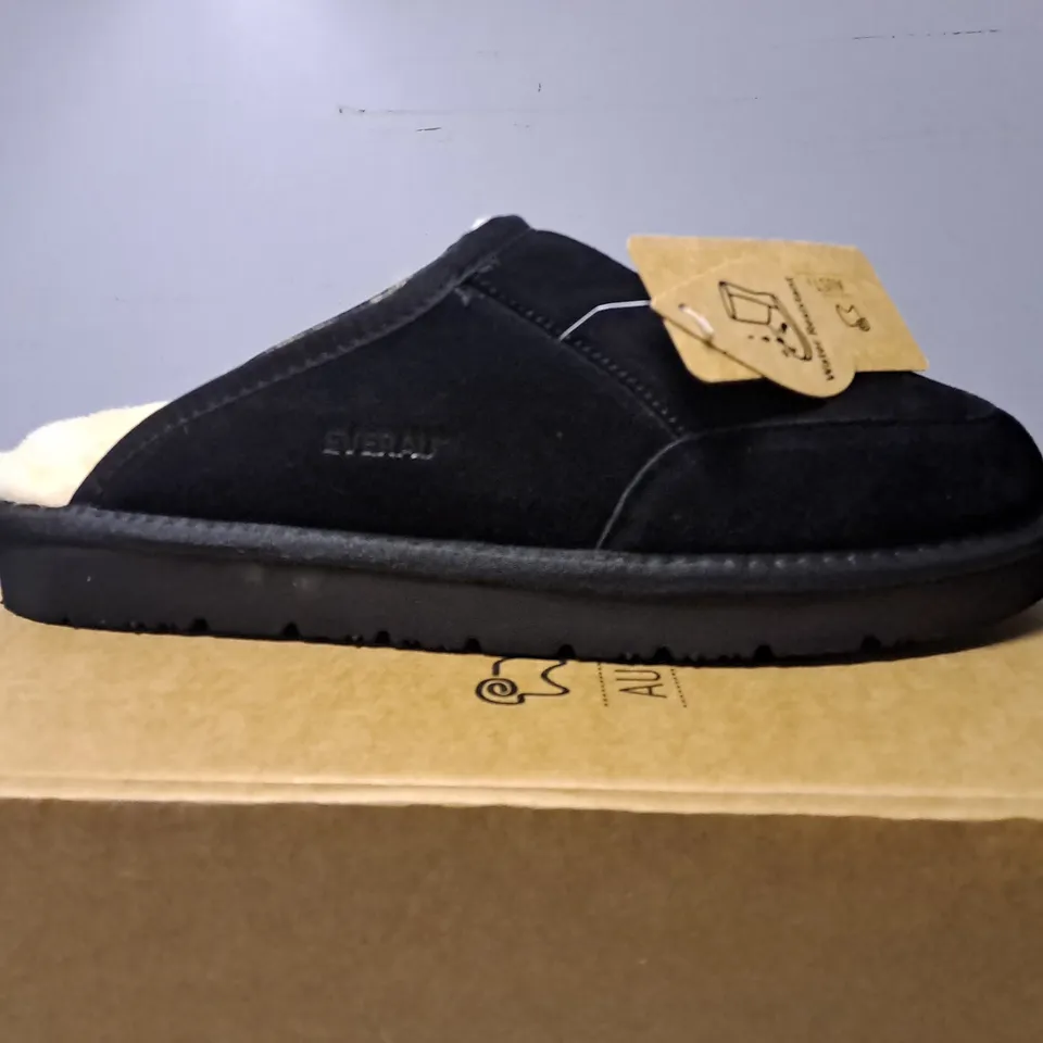 BOXED PAIR OF EVERAU LARK SLIPPERS IN BLACK - EU 44